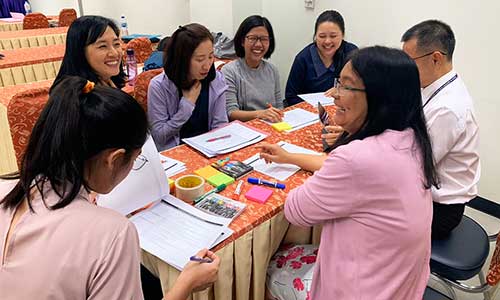 Researchs discuss ideas around a table