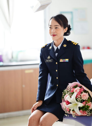 Tantasethi in uniform with flowers