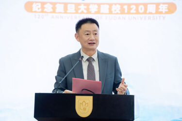 Dean Jiang Xinquan welcomes guests to the gathering at Fudan University